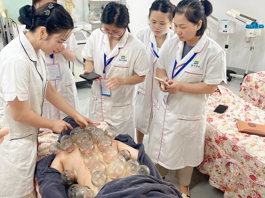 廣西美容真人實操，解鎖背部拔罐新技能