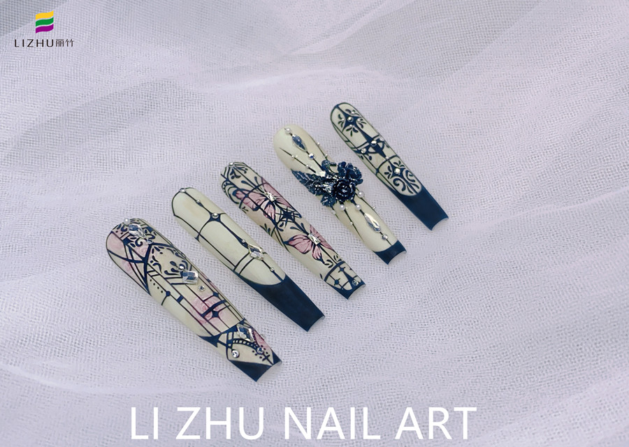 手繪花窗美甲，南寧美甲設(shè)計作品賞析