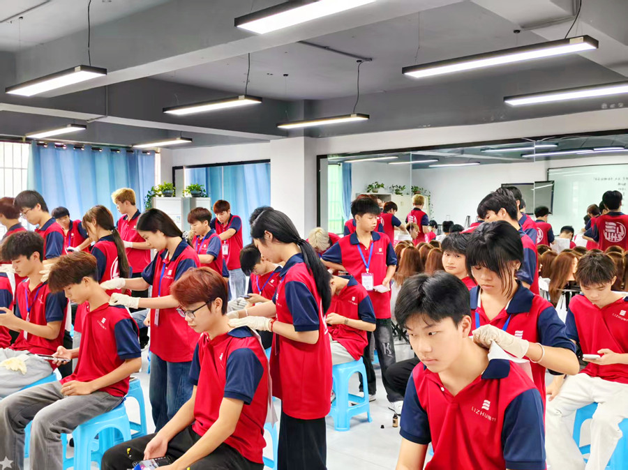 美發(fā)洗護(hù)精油按摩肩頸的好處，廣西洗護(hù)專(zhuān)業(yè)學(xué)校講解