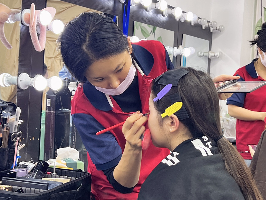 廣西彩妝實(shí)操，記錄同學(xué)們的每次努力