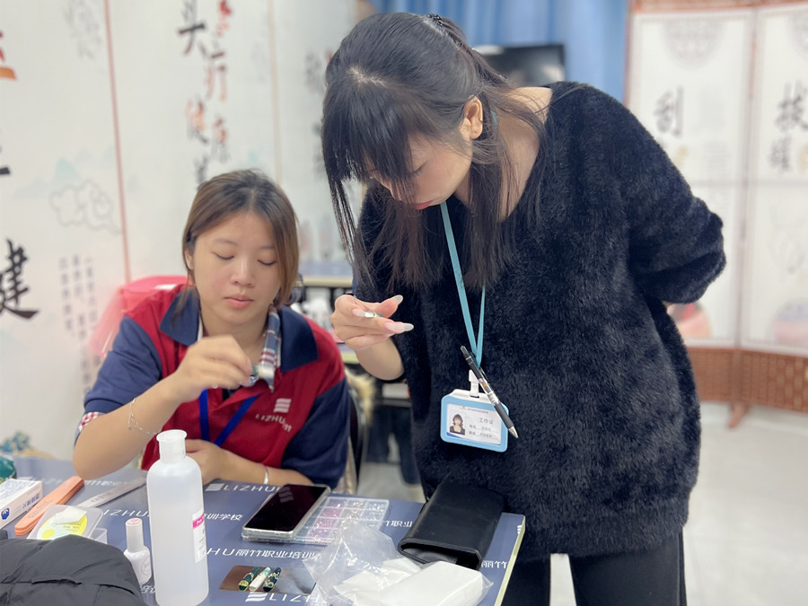 輕奢綠色貓眼美甲，南寧專業(yè)美甲學(xué)校學(xué)員作品