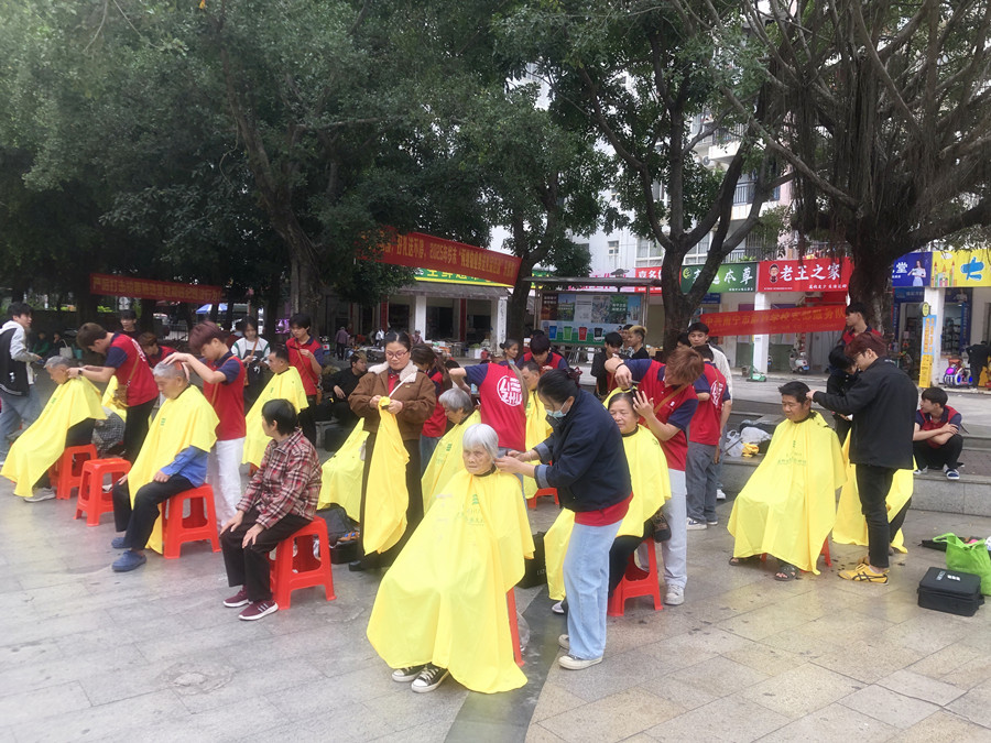 南寧美發(fā)學(xué)校外出實(shí)踐活動，檢驗(yàn)學(xué)員技術(shù)能力