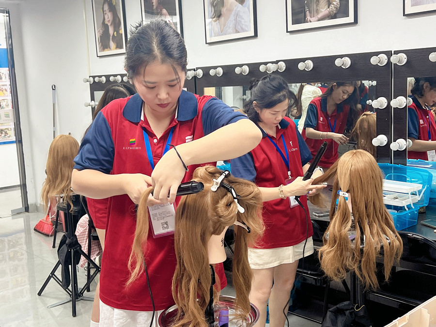 卷發(fā)護(hù)理技巧，廣西燙染技術(shù)學(xué)校課程