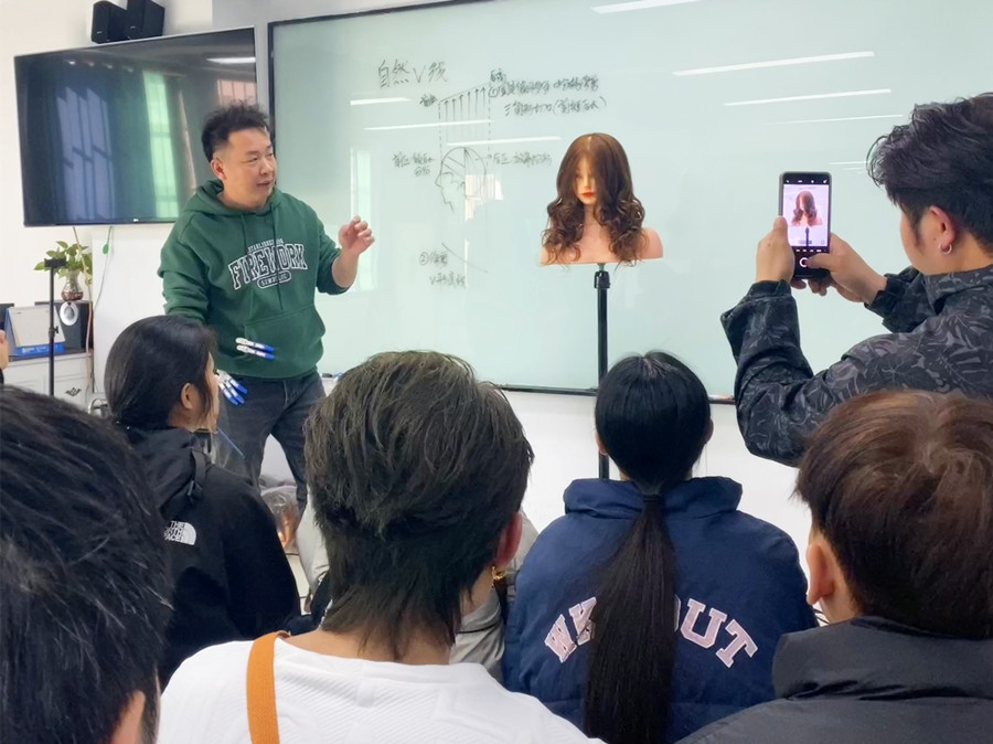 自然V線修剪手法，從零開始學(xué)美發(fā)