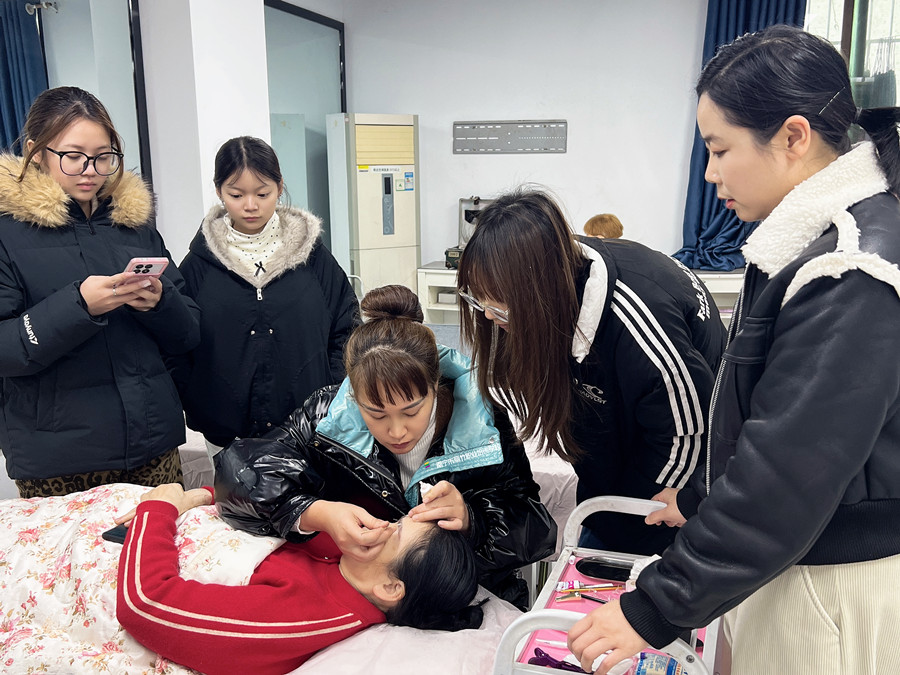 在南寧學(xué)紋繡，解鎖美業(yè)新技能