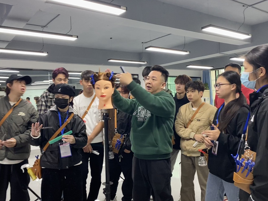 實(shí)拍廣西美發(fā)專(zhuān)業(yè)培訓(xùn)的課堂