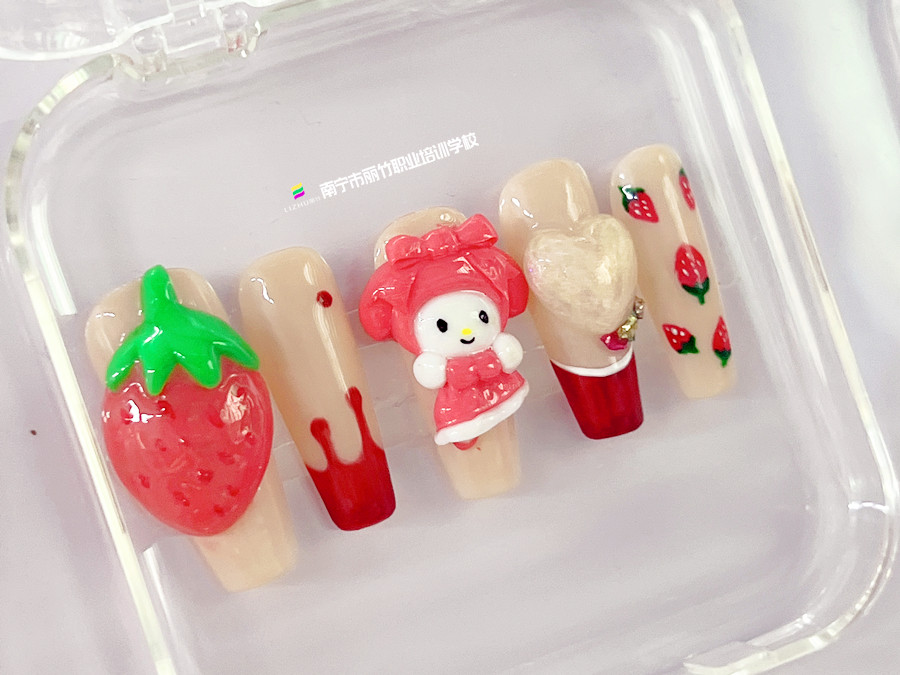 雕花卡通美甲，南寧美甲進(jìn)修培訓(xùn)作品