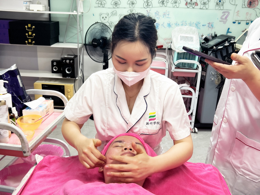 廣西美容護(hù)膚專(zhuān)業(yè)學(xué)校老師示范面部按摩手法
